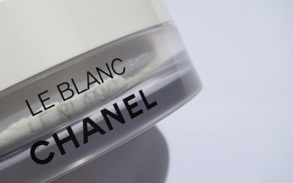 Chanel Le Blanc Pearl Light Brightening Loose Powder In 10 Cristalline