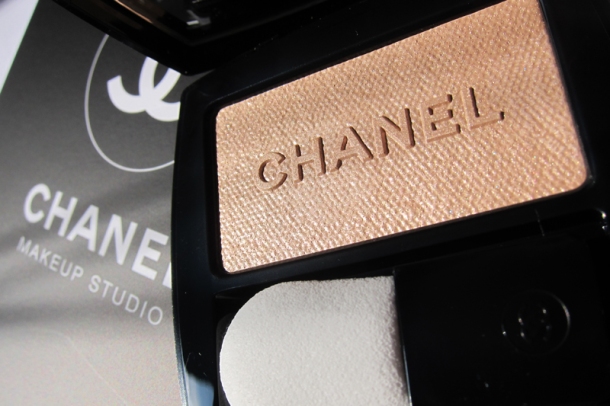 Chanel Poudre Lumière Nacrée Shimmer Glow Powder - 1